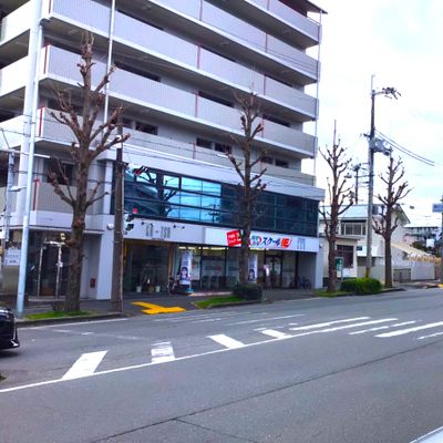 エキスポロード沿いにある茨木警察春日丘交番の隣です。少し進むとスーパーマルヤスがあり、そちらを目印にしてもらうと分かりやすいです！