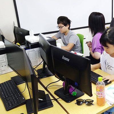Scratch用6台、Unity用3台、個別ブース4台のPCを設置。全台Windows11＆デュアルディスプレイで快適に学習できます。