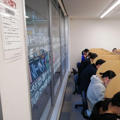 こちらは自習スペース。プログラミング教育 HALLOの生徒も自習ブースは使えます！