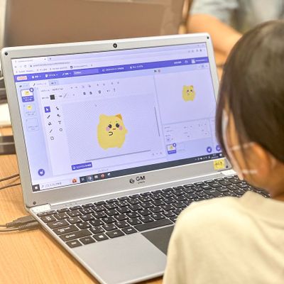 オリジナルの動画教材＆テキストで、手と頭を動かしながら楽しくプログラミング！