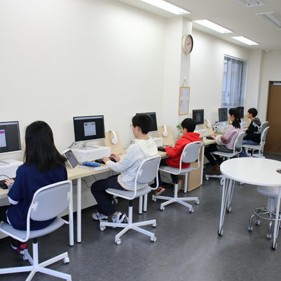 席は広めに確保しています。