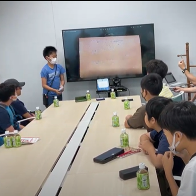 IT企業の前でのプレゼンテーションの様子です。レッスンにプレゼンがふくまれているため、堂々と企業の前でプレゼンをおこなってくれました。