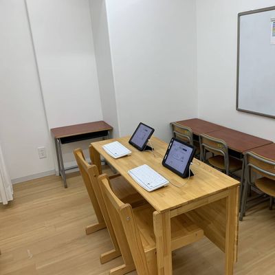 お教室は広い空間をご用意しています。小さいお子様には小さいお机と椅子をご用意。