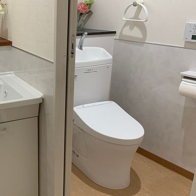 教室のトイレです。 照明はセンサー付きの自動点灯タイプです。 レッスン中でもトイレに行くことができます。 外部から侵入できないトイレなので安心です。