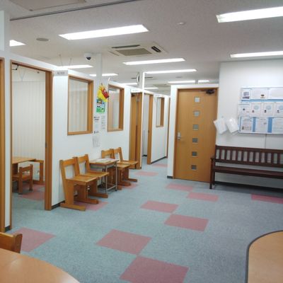 外からの日差しも入り、明るい教室となっています。