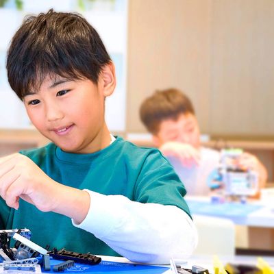 自分で組み立てて、自分で動かす。少人数制だからできる丁寧なサポートでしっかりチカラを身につけよう！