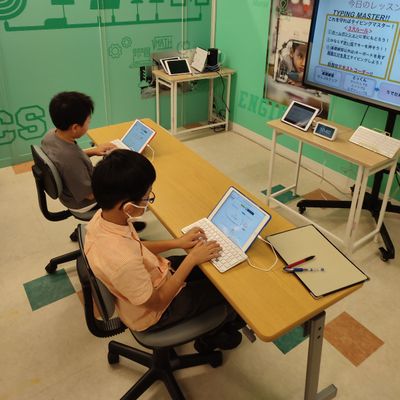 小集団授業で集中して学んで頂く事が出来ます。