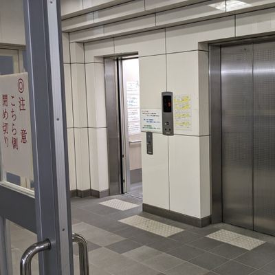 プログラミング教育「HALLO」あいコムこうか土山校へと向かうエレベーターです。通常のものとバリアフリー対応の広いエレベーターの2基が設置されています。
