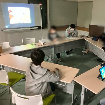 プロジェクターで投影しながら、みんなで発表会を行います！
