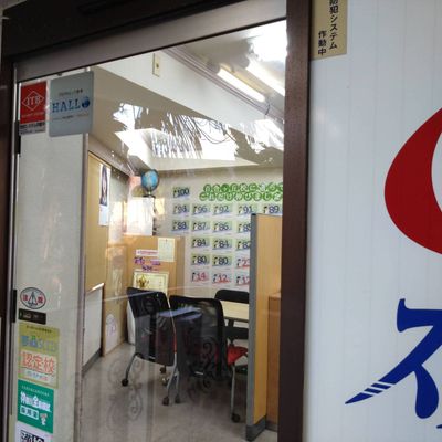入り口扉左上に「プログラミング教室HALLO」のステッカー