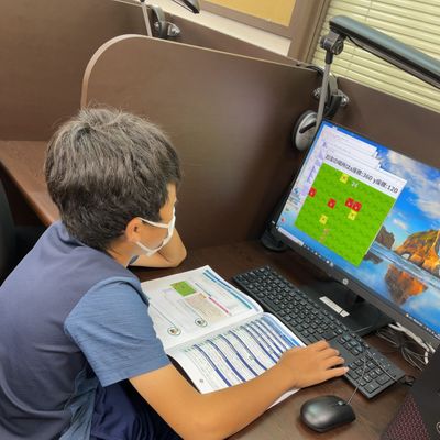 集中して学べるブースです。十分なスペックのPCと見やすいモニターで、快適にプログラミングができます（南大沢教室）