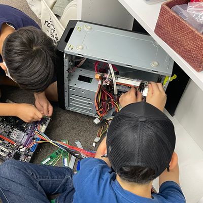 教室には自由に触れるPCを飾ってあります！PCの内部を見るのが楽しくてレッスン始まるまで触りっぱなし！