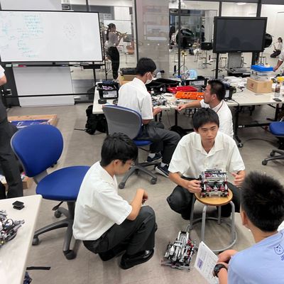 愛工大名電高校訪問、交流会の模様。熱心にロボットについて説明をしていただき受講生も大満足でした。