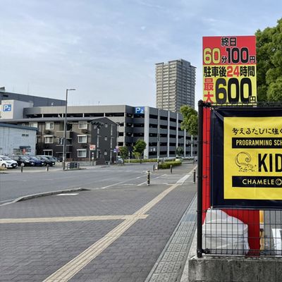 駐車場の目印看板から入ります。(駐車場無料)