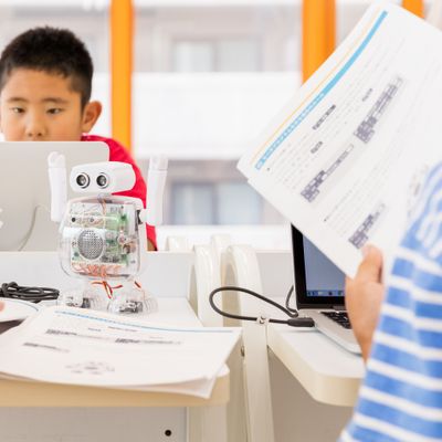 ロボットが実際に動くことで楽しくプログラミングを学べます
