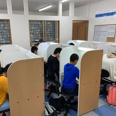 個別ブースで仕切られた空間で学習できる環境です。