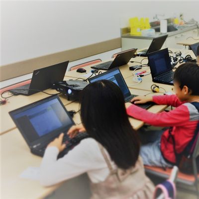 月に1回、みんなで楽しく制作します。