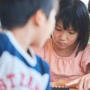 生徒に教える先生