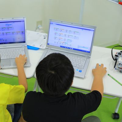 パソコンでプログラミングをします