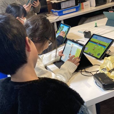 友だちと教え合ったり、お互いの作品で遊んだり