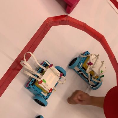 夏休みのイベント「ロボットずもう」の様子です。たくさんの生徒さんに参加していただきました。