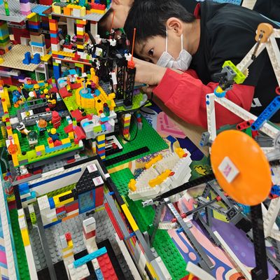 気軽に学年の垣根を越え様々な作品が見られることや他の学年のお子様同士の交流もあるのが武蔵小杉校のポイントです。