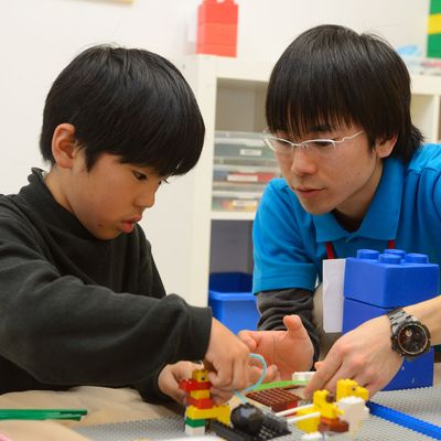 「どんな風に組み立てようかな・・・」思考錯誤しながら組み立てに挑戦！