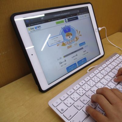 レッスンの初めはタイピングでウォーミングアップをします