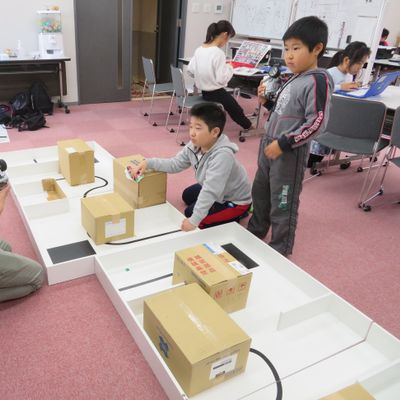 当校オリジナルのコースでレースをし、優勝チームには金メダルを授与しています。 