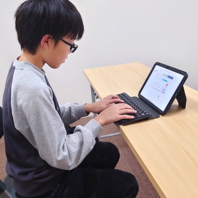 Bさんのレッスンの様子です。キーボードでタイピングの練習を行っています。 お手本通りにキーボードを打てていますね！