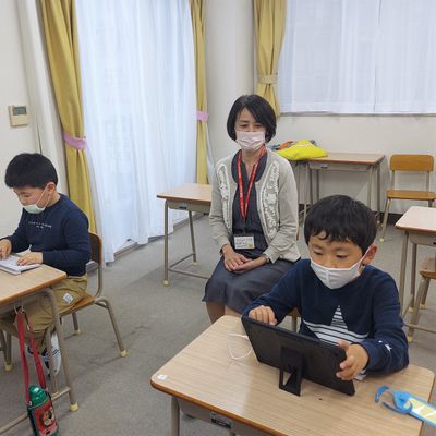 コーチに見守られ、真剣に取り組んでます。ミッションクリアーまでもう少し！