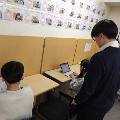 レッスン風景です。コーチがつきっきりで対応いたします。