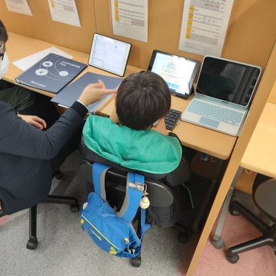 授業の最初は、指を慣らすためにタイピングからスタート！
