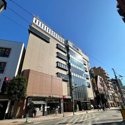 国立駅南口のマクドナルドの隣、2つのSEIYUの看板の間が入り口です。入ってすぐのエレベーターから7階へお上がりください。