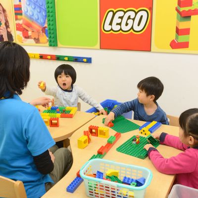 インストラクターやお友達と一緒にレッスンを楽しみます。発見したこと、気がついたことを発表しよう！