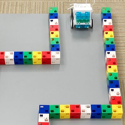 KOOVレギュラーコースの体験会では、ロボットカーを組み立ててクランク型(ジグザグ)のコースに挑戦。どう動けばゴールできるかを考え、自分でプログラミングして試します。【2025年6月更新】