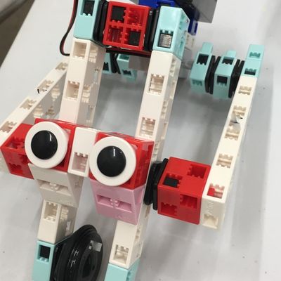 電池で動くロボットを作って持ち帰ります。