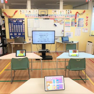 タブレットを使用。ゲーム感覚で本格的なプログラミングの基礎知識を学べるので、初心者でもタッチパネルで簡単に学ぶことができます！