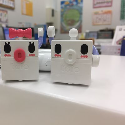 付属の顔パーツをつけた「toio(トイオ)」たち★かわいいです。
