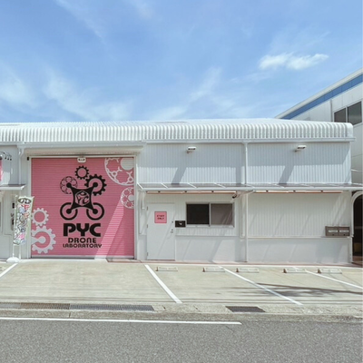 中川教室は白とピンクの建物です