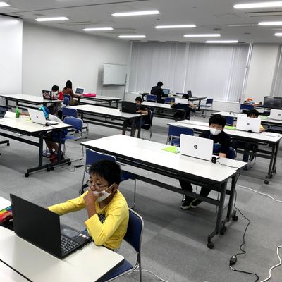百道浜TNC放送会館３Fで開講。清潔で設備も充実しています。