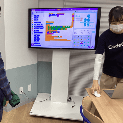 講師が作成したゲームを体験している様子です