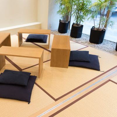 授業はたたみの部屋で行われます。1人1つの文机（ふづくえ）を使い、向かい合う形で授業を受けます。
