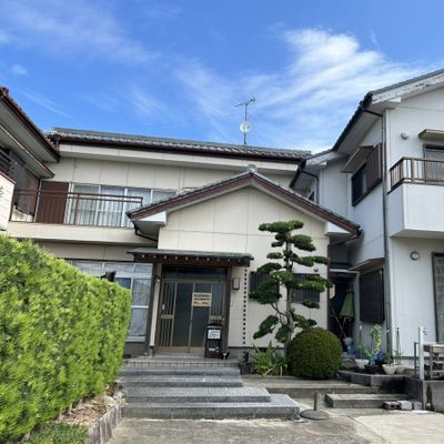 教室は一軒家です。車は5台停められます。