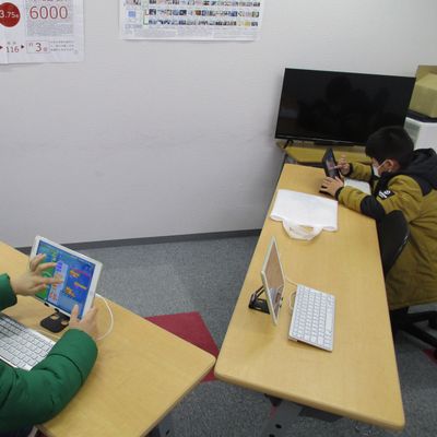 3人から5人の小集団ですが間隔を空けてレッスンが受けられます