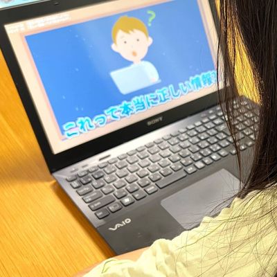 映像授業を見ながら課題に取り組み、一人ひとりのペースで作品を完成させます。
