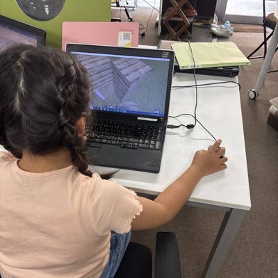 授業の様子（小２マイクラの様子）