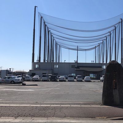 校門前です。向かって右が駐車場、左が校舎です。