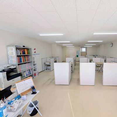 明るい教室で自習室も完備！授業前に自習室としての利用もOK！