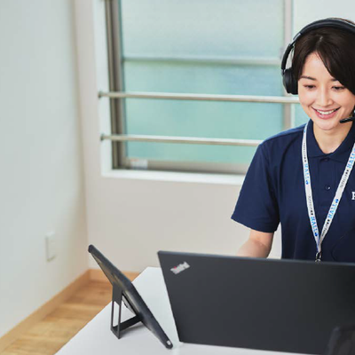 オンラインレッスンではコーチが生徒さんのお顔、お手元をPC、iPadで確認し、お子様一人一人の良いところを承認しながら進めていきます。